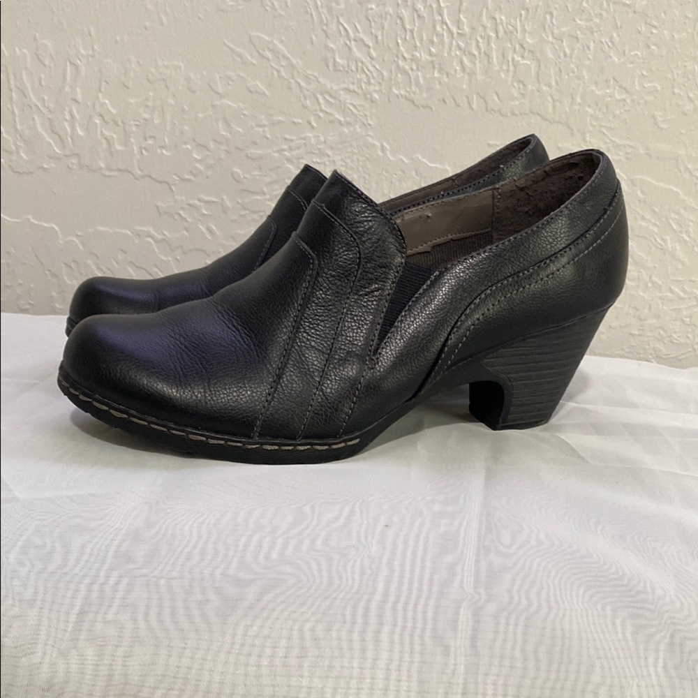 Classic Black Leather Flats Timeless Slip-On Design - Picture 1 of 11